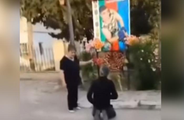 Kişini diz çökdürən şəhid anası ilə bağlı araşdırma aparılır - Foto