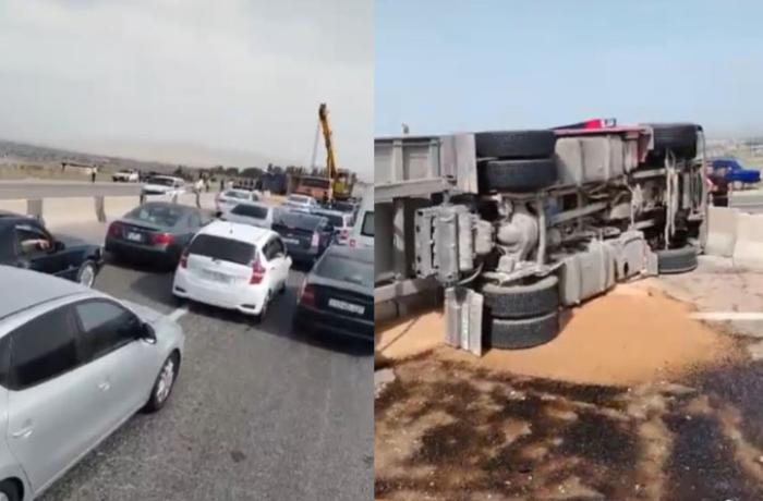 TIR aşdı, taxıl yola dağıldı - VİDEO
