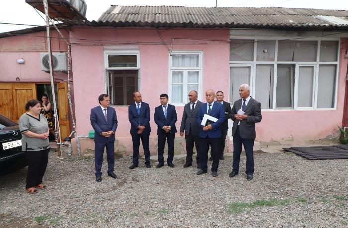 İcra başçısı dam örtükləri yenilənəcək binalara baxış keçirdi