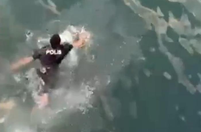 Polis özünü dənizə ataraq qadını xilas edib - VİDEO