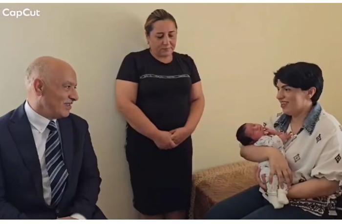 İcra başçısı evdə təkbaşına oğlan övladı dünyaya gətirən Türkiyə vətəndaşını ziyarət etdi
